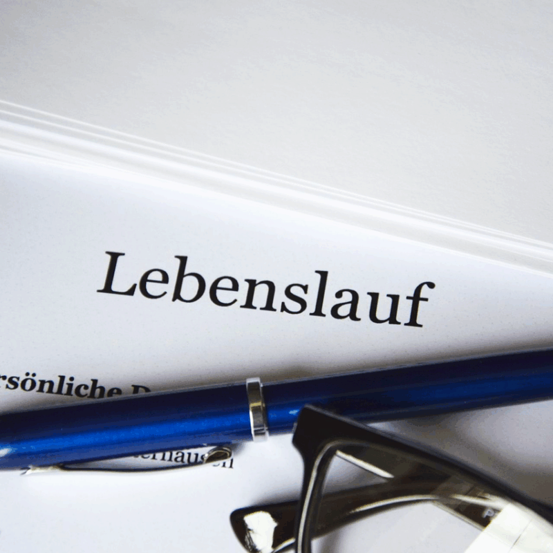 Gedruckter Lebenslauf mit Kugelschreiber – Symbolbild für Bewerbung und CV Parsing im Recruiting-Prozess