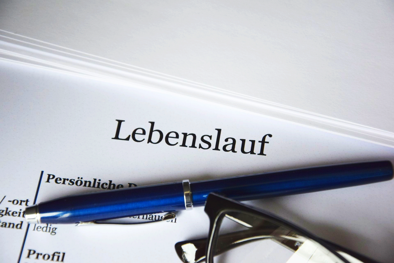 Gedruckter Lebenslauf mit Kugelschreiber – Symbolbild für Bewerbung und CV Parsing im Recruiting-Prozess